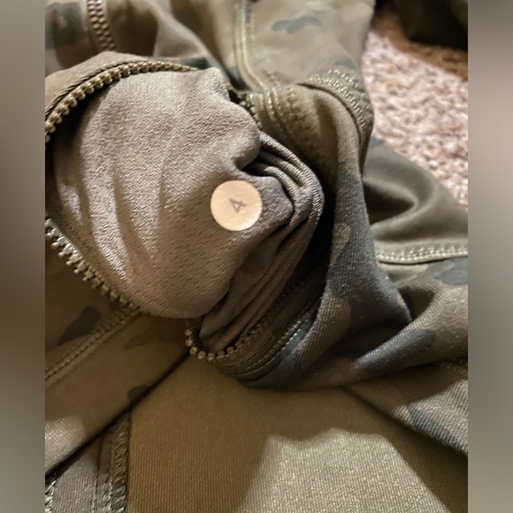 Lululemon Forme Jacket *cuffins - Picture 4 of 5